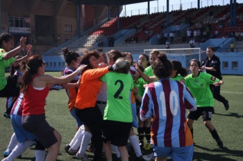 Haber | Futbolcu kzlar birbirine girdi